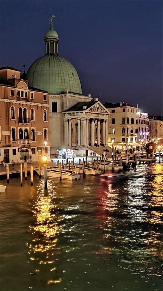 A body of water with buildings around itDescription automatically generated with medium confidence